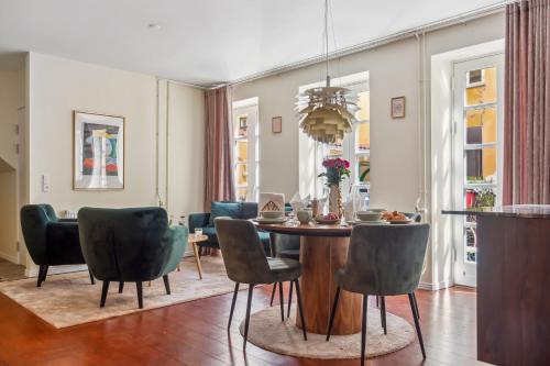 a dining room with a table and chairs at Central Luxury Flat - Walk to Nyhavn Tivoli & Metro in Copenhagen
