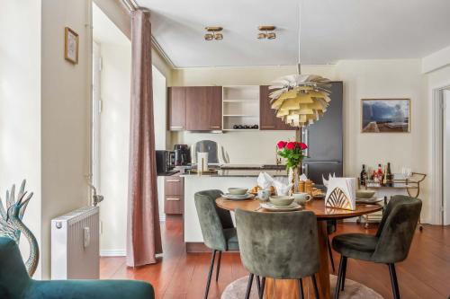 a kitchen and dining room with a table and chairs at Central Luxury Flat - Walk to Nyhavn Tivoli & Metro in Copenhagen