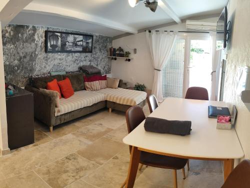 Χώρος καθιστικού στο La maison du petit écolier