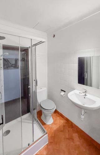 une salle de bain avec une douche, des toilettes et un lavabo dans l'établissement Mon coeur de Provence, à Banon