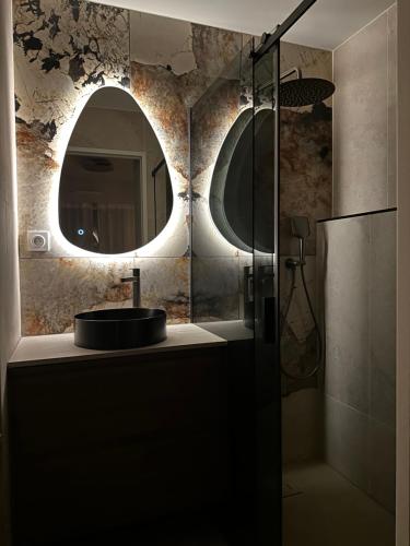 une salle de bain avec un lavabo et un miroir dans l'établissement Escapade cannoise, à Cannes