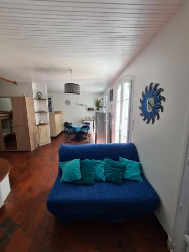 - un canapé bleu dans le salon dans l'établissement MAISON LES MATHES 60 M2, TERRAIN 850 M2, 4 à 6 personnes, aux Mathes