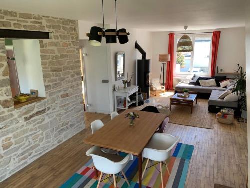 a living room with a table and a couch at Charmante maison de ville lumineuse avec piscine in Vannes