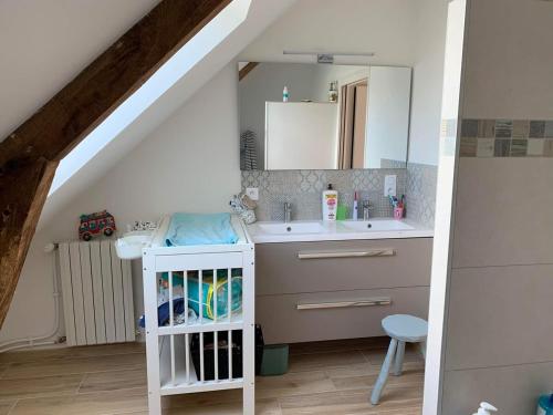 a small bathroom with a sink and a mirror at Charmante maison de ville lumineuse avec piscine in Vannes
