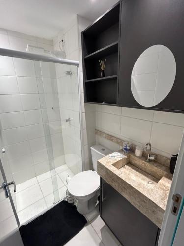 a bathroom with a toilet and a shower and a sink at Studio Novo Luxo - Centro in Mogi das Cruzes