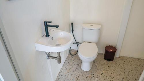 Ένα μπάνιο στο Narayana Hotel Karimunjawa