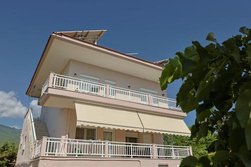 Zeusplace Jasmine Houseにあるバルコニーまたはテラス