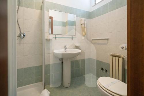 un piccolo bagno con lavandino e WC di Homiday - Via Michetti a Pineto