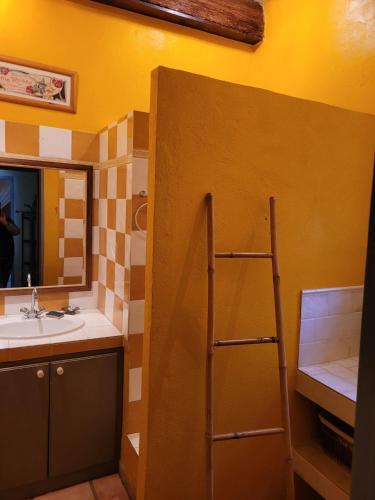 ein Badezimmer mit Waschbecken und Spiegel in der Unterkunft Appartement lumineux à Arles avec piscine partagée in Arles