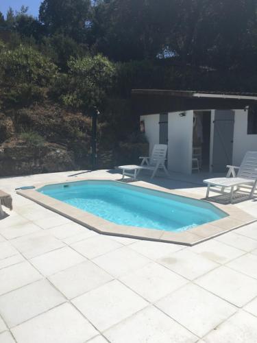 La alberca dentro o cerca de Mobilhomes avec piscine privée dans le Var
