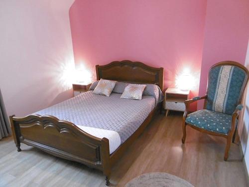 un lit et une chaise dans une chambre aux murs roses dans l'établissement Maison 4 pièces 6 personnes proche de la mer - HEOL, à Sarzeau