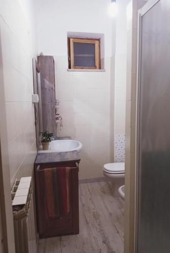 a bathroom with a sink and a toilet at Camere nel bosco sulla Via Francigena in Monteriggioni
