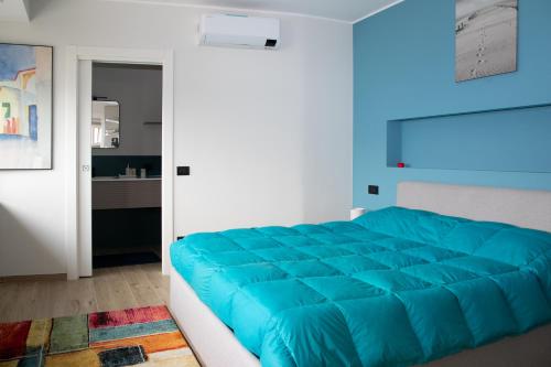 a bedroom with a blue bed in a room at Casa del lago in Oggebbio