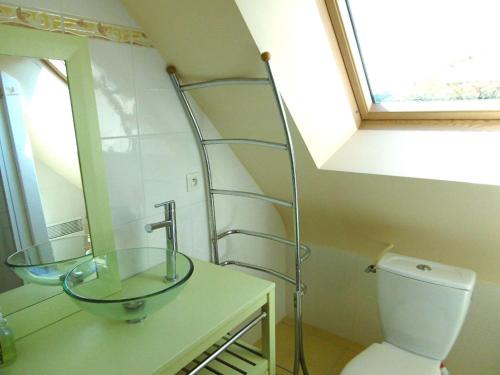 une salle de bain avec un lavabo en verre et des toilettes dans l'établissement Maison 5 pièces 8 personnes avec jardin clos à 700 m de la plage - LOAVEN, à Sarzeau