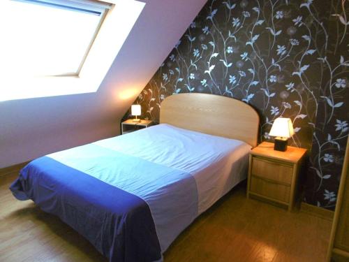 - une chambre avec un lit et du papier peint noir et blanc dans l'établissement Maison 5 pièces 8 personnes avec jardin clos à 700 m de la plage - LOAVEN, à Sarzeau