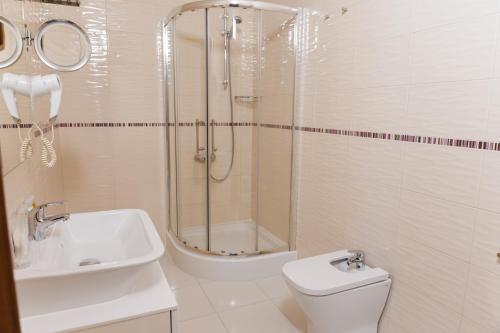 Ένα μπάνιο στο Rivoli Hotel