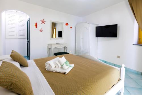 a bedroom with a bed with towels on it at Villa Le Porpore in Furore