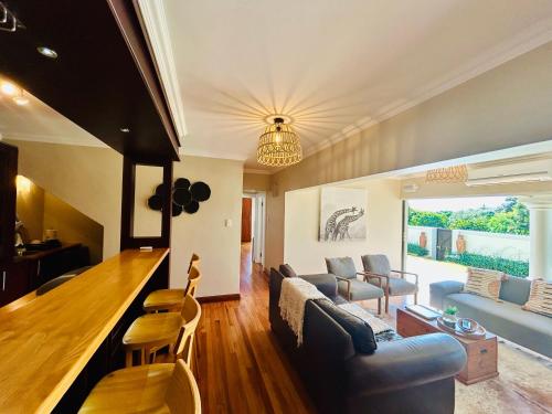 Χώρος καθιστικού στο Luxury Living by Point Unit B