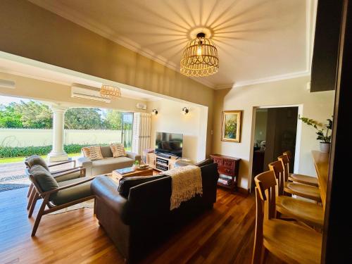 Χώρος καθιστικού στο Luxury Living by Point Unit B