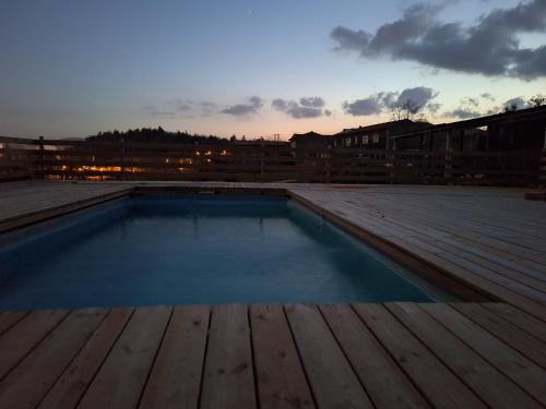 une piscine sur le toit d'un immeuble dans l'établissement Ferme de fenivou, à Boulieu-lès-Annonay