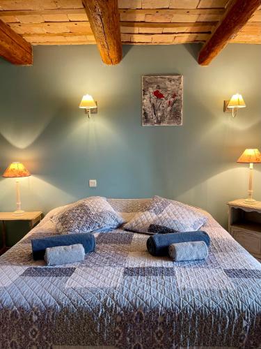 une chambre avec un lit avec deux oreillers dessus dans l'établissement Chambre Malon Mas Bel Esperance, à Saint-André-dʼOlérargues