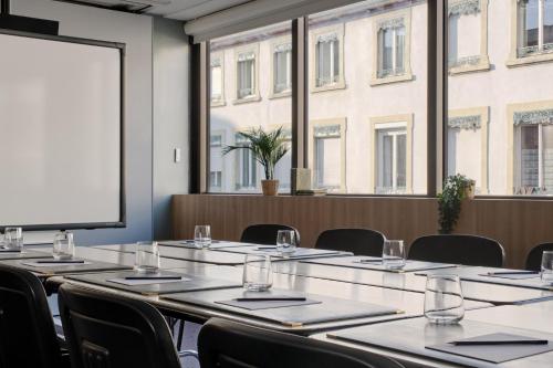 Zona business o sala de conferencias en Hôtel Chromatics & Restaurant Hill Club by HappyCulture