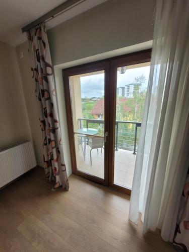 a room with a sliding glass door with a balcony at Vila Vati - Arena Pitesti in Piteşti