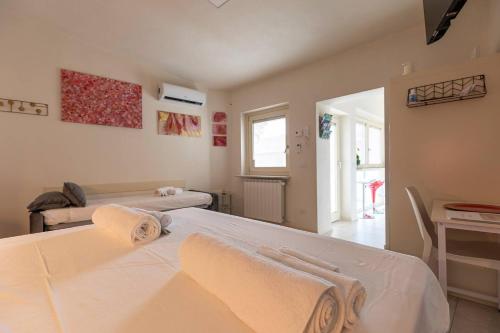 a bedroom with two beds with towels on them at Tra Lago Maggiore e lago d'Orta Appartamento FUOCO in Colazza