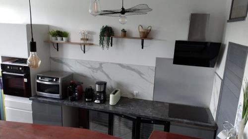 Kuchyň nebo kuchyňský kout v ubytování gîte résidence de la fontaine à Compreignac