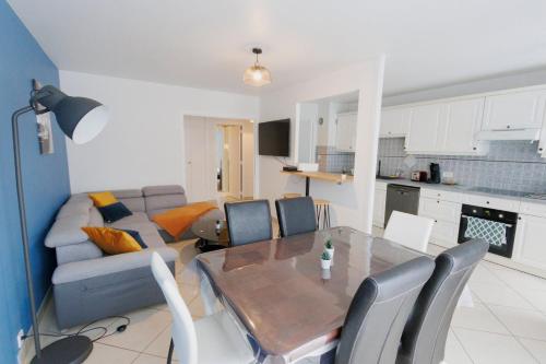 a kitchen and living room with a table and a couch at Grand Appartement 4chb centre-ville 8-10 personnes in Troyes