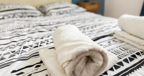 - un lit avec un rouleau de serviettes en papier dans l'établissement Hypercenter - Wifi - Near Place des Corps Saints, à Avignon