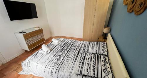 - une petite chambre avec un lit et une télévision dans l'établissement Hypercenter - Wifi - Near Place des Corps Saints, à Avignon