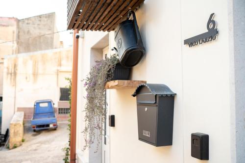 a trash can on the side of a building at Vico Larzio 6 "Terrazza sul Vico" in Noto