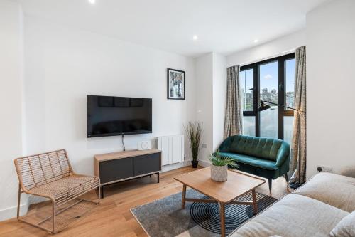 a living room with a couch and a tv at Bright and Modern 3 bed Seaside escape sleeps 5 in Brighton & Hove
