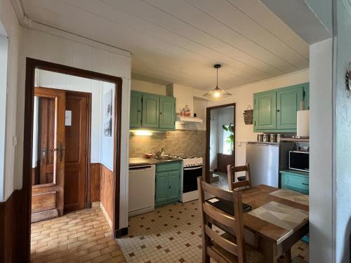 Dapur atau dapur kecil di La Parent'aise un brin d'Auvergne
