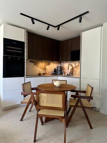 une cuisine avec une table et des chaises en bois dans l'établissement Escapade cannoise, à Cannes