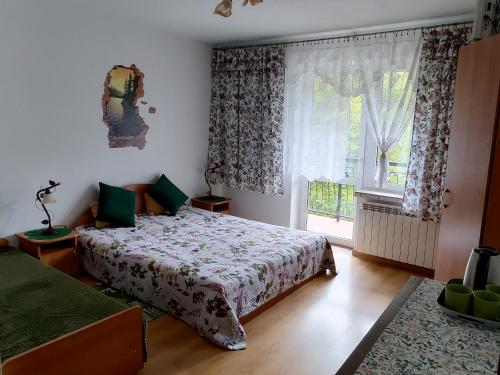 Ένα ή περισσότερα κρεβάτια σε δωμάτιο στο Zielony Domek