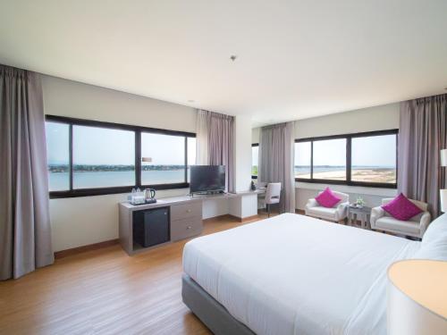 Ένα ή περισσότερα κρεβάτια σε δωμάτιο στο Fortune River View Hotel Nakhon Phanom