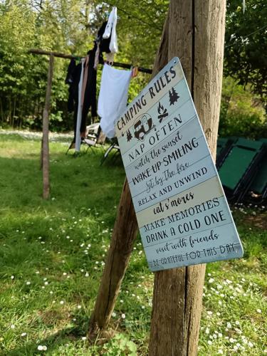 a sign on a wooden pole on a tree at Camere nel bosco sulla Via Francigena in Monteriggioni