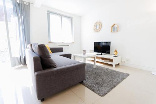 un salon avec un canapé et une télévision dans l'établissement Appartement complet équipé Idéal groupe PRO/famille * 10 pers * 5 chb * Mon Groom, à Troyes