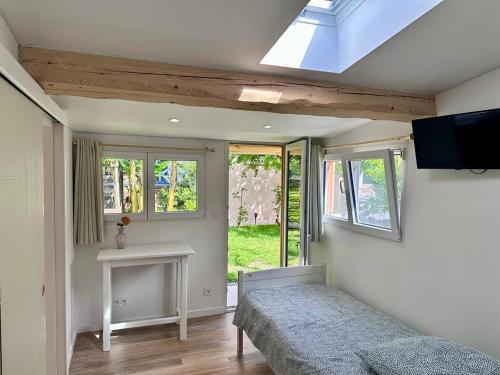 une chambre avec un lit dans une pièce avec des fenêtres dans l'établissement Chambres au calme, free parking, à Cagnes-sur-Mer