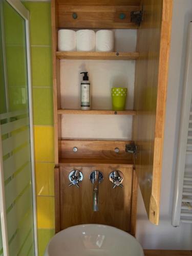 une salle de bain avec un lavabo et des toilettes dans une chambre dans l'établissement Chez Corinne, à Alex