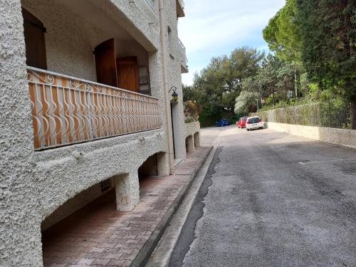 Το κτήριο όπου στεγάζεται  το διαμέρισμα