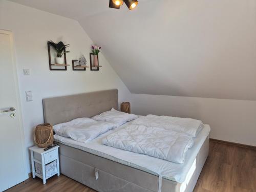 Postel nebo postele na pokoji v ubytování 4 separate Ferienwohnungen in Traumlage mit Garten