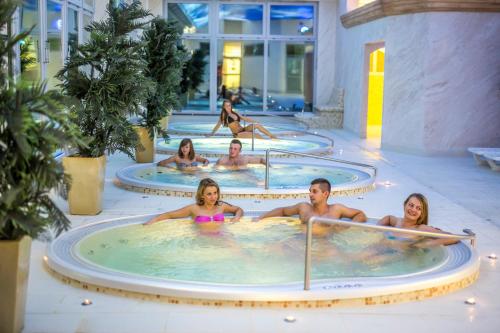 a group of people in hot tubs at a hotel at Willa Biały Dom - Aquapark Panorama Morska All Inclusive in Jarosławiec