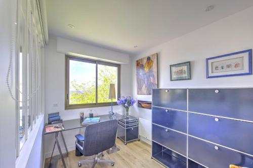 un bureau avec un bureau et une fenêtre dans l'établissement Choncara, à Arcachon