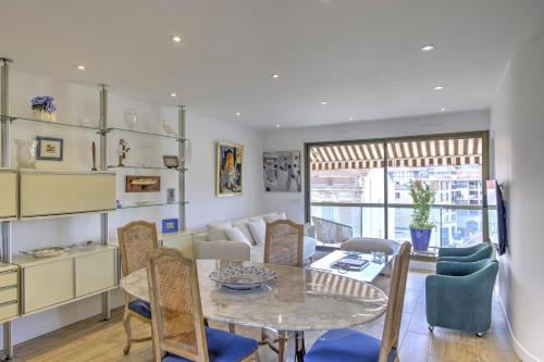 un salon avec une table et des chaises dans l'établissement Choncara, à Arcachon