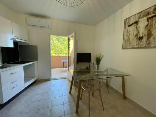 Μια τηλεόραση ή/και κέντρο ψυχαγωγίας στο Charming 3 rooms with terrace