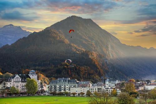 Ein allgemeiner Bergblick oder ein Berglick von des Aparthotels aus