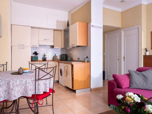 une cuisine et un salon avec une table et un canapé dans l'établissement Grimaldi, à Nice